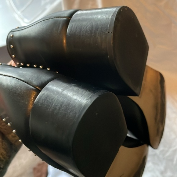 Marc Fisher Idalee Studded Chelsea Block Heel Booties
Black size 9 - Picture 16 of 16